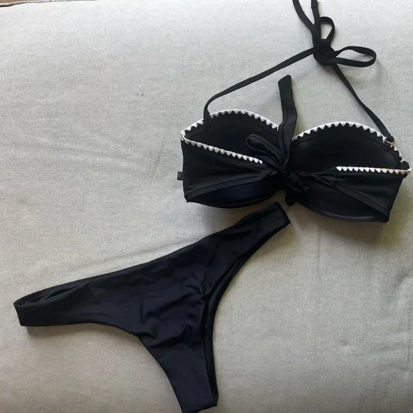 Bikini - Picture 3 of 3